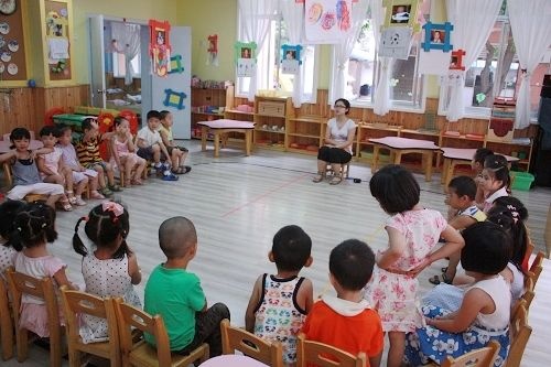 3岁小孙女上幼儿园后，爷爷每天坐在阳台，妈妈无意发现了小秘密