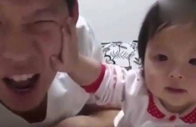 小宝宝上来就给爸爸一巴掌，爸爸的反应，堪称教科书式带娃
