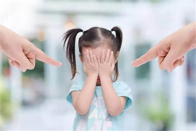 3岁儿子不慎被烫伤，妈妈不知反思，还将一盆开水泼向邻家孩子？
