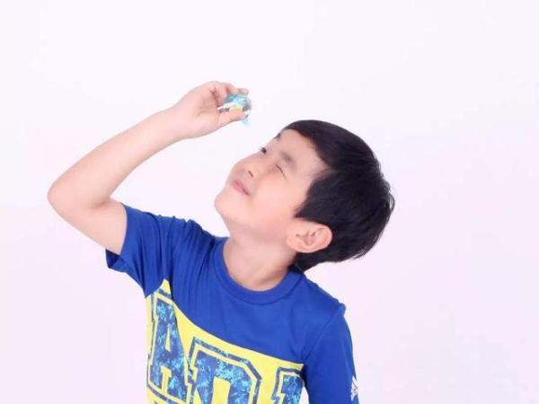 孩子拿502胶模仿大人滴眼睛，妈妈的紧急处理办法，医生都称赞