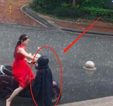 妈妈冒大雨接娃放学，镜头转向孩子的那刻，网友泪目了：母爱伟大