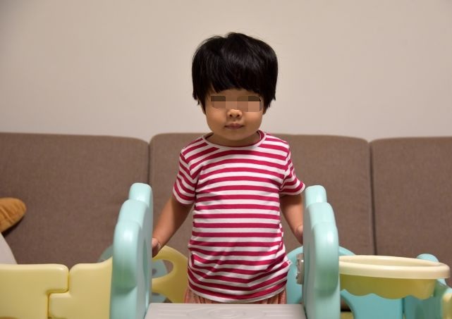3岁小孙女上幼儿园后，爷爷每天坐在阳台，妈妈无意发现了小秘密
