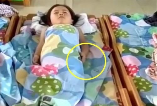 女儿在幼儿园午睡，看了视频后，妈妈笑着哭了