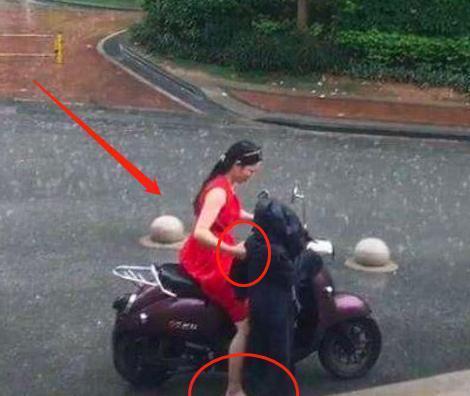 妈妈冒大雨接娃放学，镜头转向孩子的那刻，网友泪目了：母爱伟大