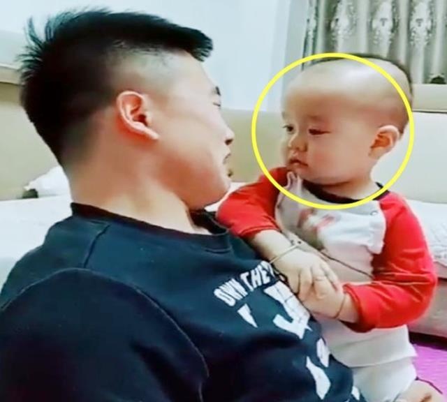 爸爸装哭向宝宝告状说被妈妈打疼了，两人抱头痛哭，宝妈：两戏精