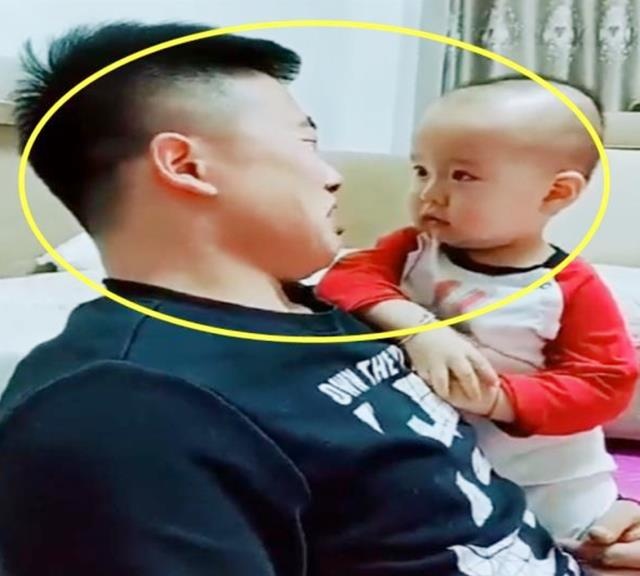 爸爸装哭向宝宝告状说被妈妈打疼了，两人抱头痛哭，宝妈：两戏精
