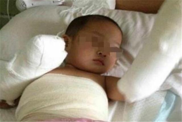 3岁儿子不慎被烫伤，妈妈不知反思，还将一盆开水泼向邻家孩子？