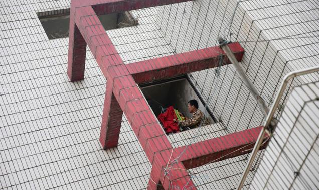 中国每年100000名青少年死于自杀，平均1分钟2人，原因却不是脆弱