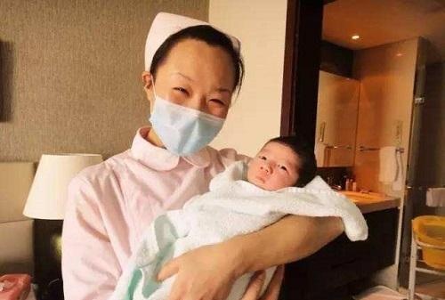 孕妇刚出产房就对老公说：这孩子不是你的