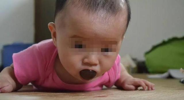 不能吃非要给！卡的8个月宝宝脸发紫，妈妈摔门而出