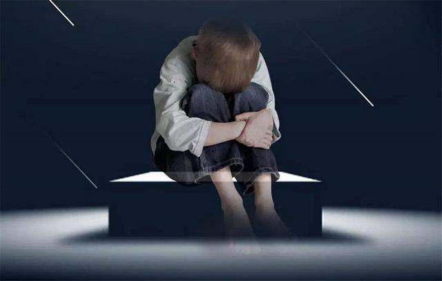 “妈妈不要上班陪陪我”，孩子成“情感孤儿”，挣再多钱也没用