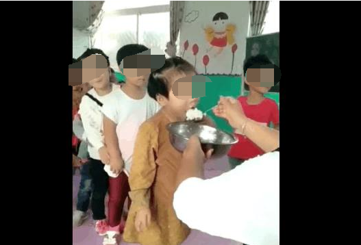 见过这样的幼儿园吗？老师用一个勺子，喂饱全班学生，令人气愤！