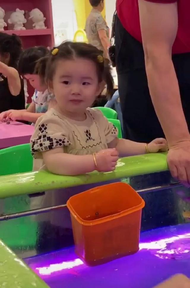 妈妈带孩子去买金鱼，宝宝一把手抓住鱼儿，网友：求鱼儿心理阴影