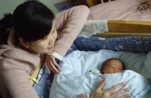 孕妇生下双胞胎，却不让任何人碰，孩子爸爸都不行