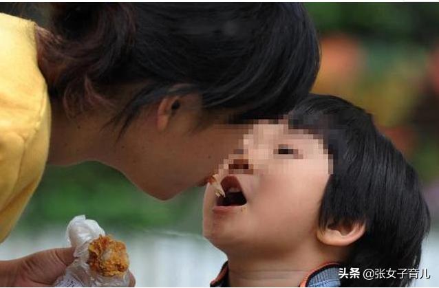 1岁宝宝一口烂牙，可能都是因为父母的这3个坏习惯，别不在意