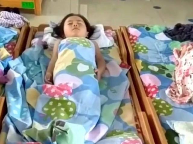 孩子在幼儿园午睡，老师拍下她入睡的样子，宝妈看见后笑了