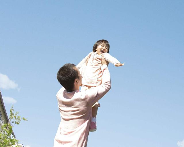 这父女俩太活宝了，每天“互掐”超10次，妈妈：感觉养俩娃