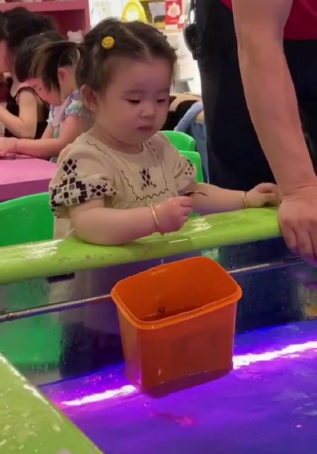 妈妈带孩子去买金鱼，宝宝一把手抓住鱼儿，网友：求鱼儿心理阴影