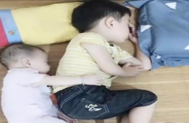 兄妹俩一起睡，妈妈掀开被子的一幕暖心了，将来幸福度肯定很高