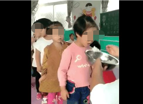 见过这样的幼儿园吗？老师用一个勺子，喂饱全班学生，令人气愤！