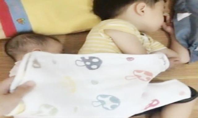 兄妹俩一起睡，妈妈掀开被子的一幕暖心了，将来幸福度肯定很高