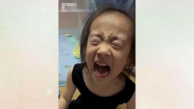 弟弟把姐姐的课本撕了，姐姐很懂事，奶奶的表现让人无语