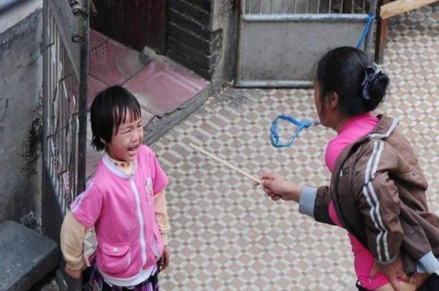 妈妈一巴掌，亲自葬送了女儿的一生，再生气，也不能打这几个部位