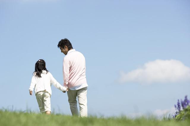 这父女俩太活宝了，每天“互掐”超10次，妈妈：感觉养俩娃