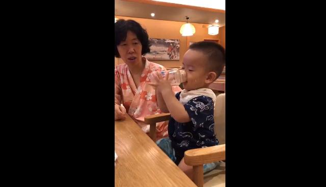 熊孩子徘徊在挨打的边缘，边喝奶边洗脸，爸爸已经准备好藤条了