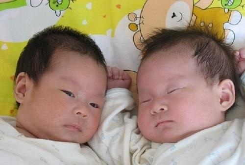 孕妇生下双胞胎，却不让任何人碰，孩子爸爸都不行