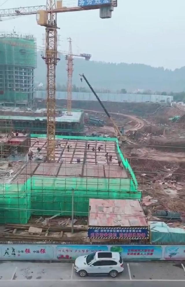 宝宝站在阳台一动不动，妈妈走近一看，被逗得笑哭了