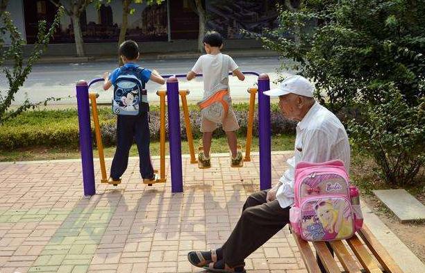 奶奶帮带了6年孙子，接走后问孩子想不想她，孩子的话让老人落泪