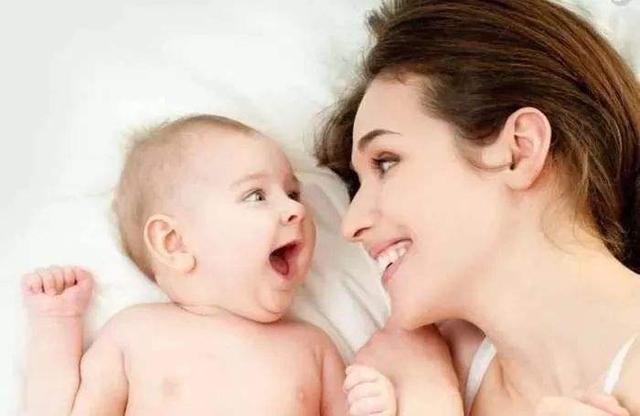 3岁以内的宝宝，如果有这5个表现的话，说明真的很爱妈妈