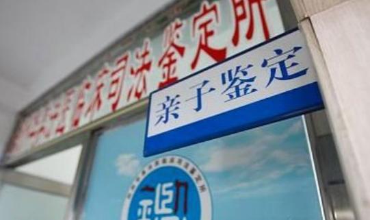 1岁双胞胎长得不像，爸爸坚持做亲子鉴定，结果出来后爸爸后悔了