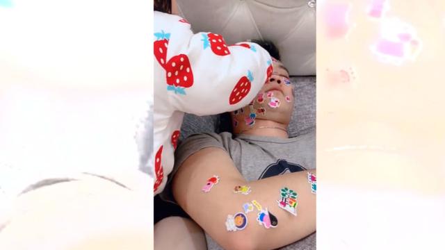 爸爸装睡，被3岁女儿用上百张贴纸“封印”，网友：妥妥的女儿奴
