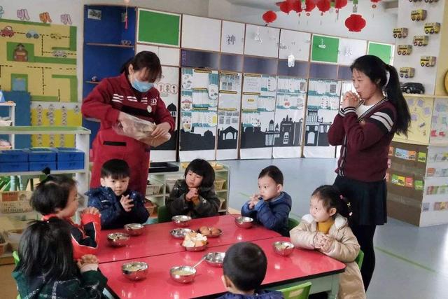 幼儿园午餐发到家长群，眼尖家长发现端倪，园长：食材健康才有虫
