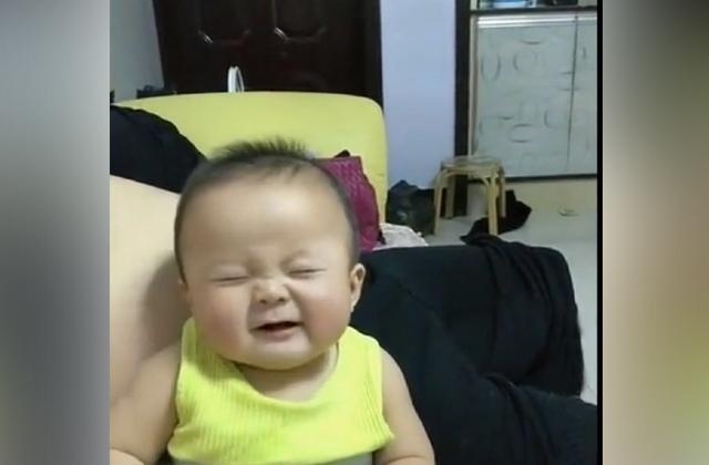 宝宝不听话被妈妈训斥, 宝宝挤眉弄眼的举动让妈妈笑翻了, 好可爱