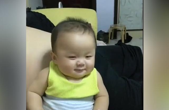 宝宝不听话被妈妈训斥, 宝宝挤眉弄眼的举动让妈妈笑翻了, 好可爱