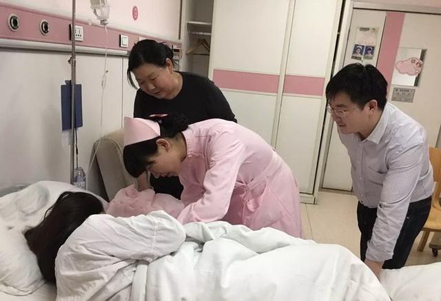 生完孩子第一晚，老公主动做这些事让产妇害羞，过来人却表示羡慕