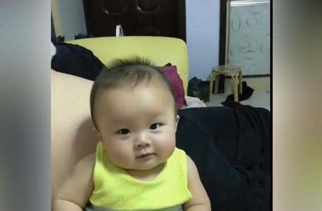 宝宝不听话被妈妈训斥, 宝宝挤眉弄眼的举动让妈妈笑翻了, 好可爱