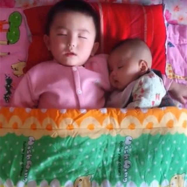 哥哥哄弟弟睡觉，真的太有爱了，网友：别人家的哥哥，羡慕到不行