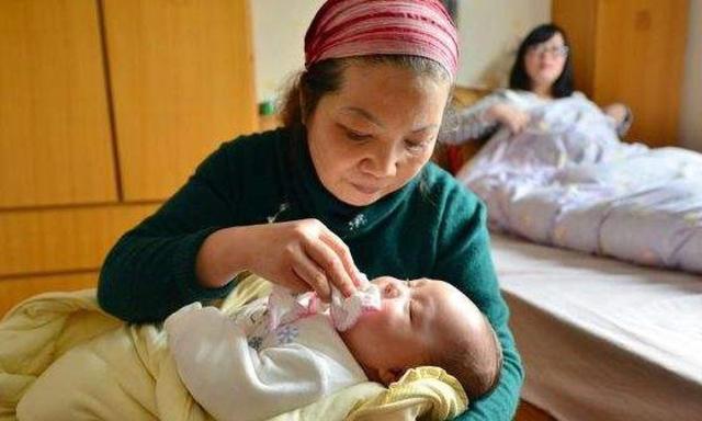 宝妈遇难产，婆婆却拦着不让顺转剖，娘家知道原因“手撕”女婿