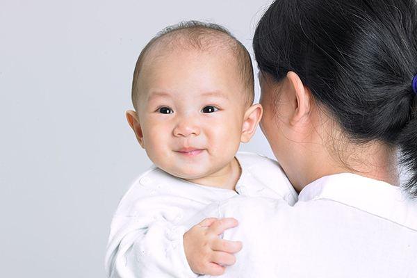 3岁以内的宝宝，如果有这5个表现的话，说明真的很爱妈妈