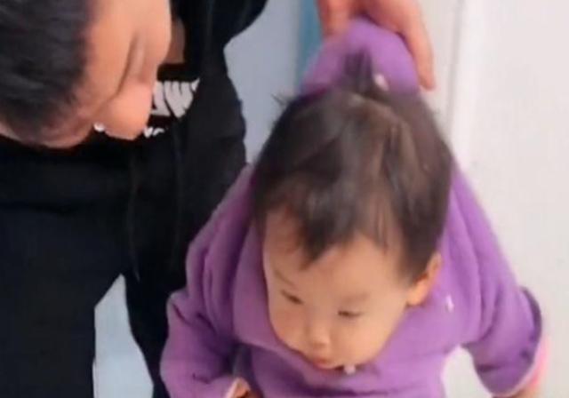 爸爸蹲厕所，两岁女儿频繁打扰，爸爸这个举动让妈妈笑的不能自已