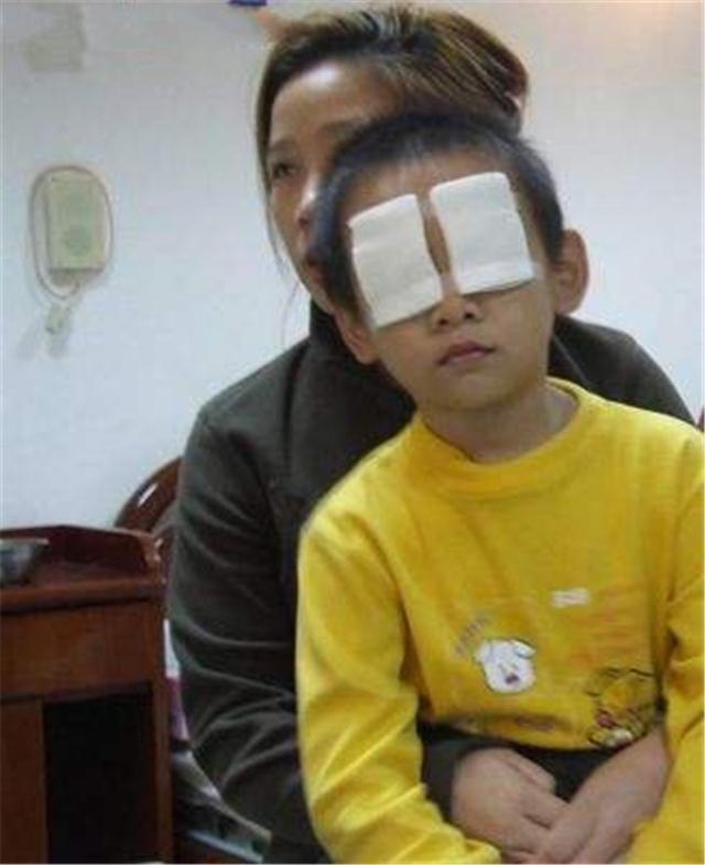 半小时导致孩子双眼失明，家中的这种常见物品，家长最好要扔掉