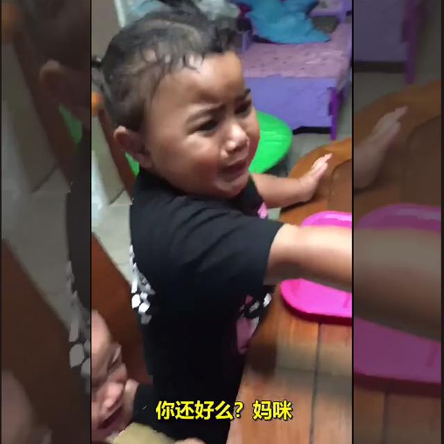 妈妈被爸爸糊一脸奶油，娃急坏了，当面教训老爸，网友：好宠妈妈