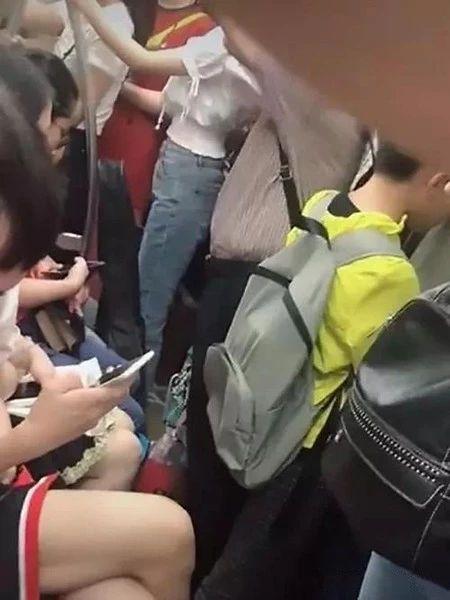 孕妈地铁上没给老人让座，被怼：孕妇不该挤地铁，00后仗义执言