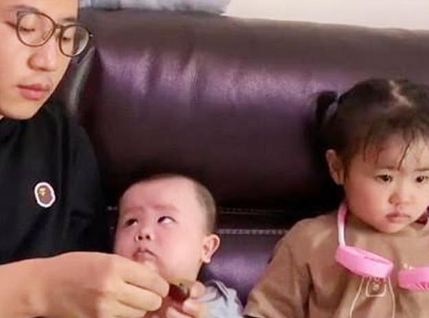 “爸爸刚才像对妈妈一样对待姐姐”，面对儿子的疑惑，妈妈笑翻了