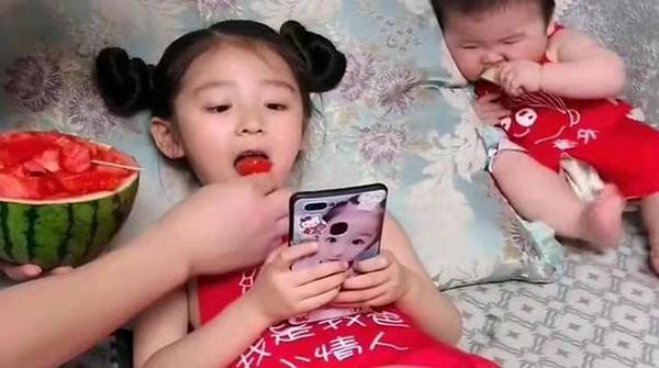 爸爸喂女儿吃西瓜，一旁的儿子受冷落，网友笑喷：儿子不是亲生的
