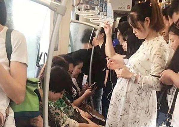 孕妈地铁上没给老人让座，被怼：孕妇不该挤地铁，00后仗义执言